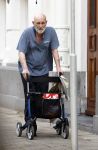 Amsterdam 15 juli 2025
Hugo Metsers achter de rollator in Amsterdam zuid.