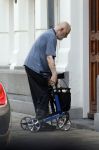 Amsterdam 15 juli 2025
Hugo Metsers achter de rollator in Amsterdam zuid.