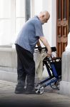Amsterdam 15 juli 2025
Hugo Metsers achter de rollator in Amsterdam zuid.