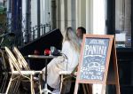 Amsterdam 17 juli 2025
Johnny van t Schip en Danielle  Zwanikken op terras en op straat in het centrum van Amsterdam.