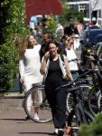 Amsterdam 17 juli 2025
Johnny van t Schip en Danielle  Zwanikken op terras en op straat in het centrum van Amsterdam.