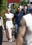 Amsterdam 17 juli 2025
Johnny van t Schip en Danielle  Zwanikken op terras en op straat in het centrum van Amsterdam.
