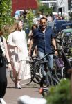 Amsterdam 17 juli 2025
Johnny van t Schip en Danielle  Zwanikken op terras en op straat in het centrum van Amsterdam.