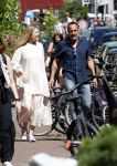 Amsterdam 17 juli 2025
Johnny van t Schip en Danielle  Zwanikken op terras en op straat in het centrum van Amsterdam.