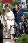 Amsterdam 17 juli 2025
Johnny van t Schip en Danielle  Zwanikken op terras en op straat in het centrum van Amsterdam.
