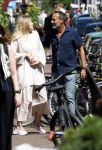 Amsterdam 17 juli 2025
Johnny van t Schip en Danielle  Zwanikken op terras en op straat in het centrum van Amsterdam.