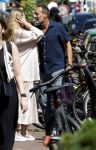 Amsterdam 17 juli 2025
Johnny van t Schip en Danielle  Zwanikken op terras en op straat in het centrum van Amsterdam.