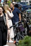 Amsterdam 17 juli 2025
Johnny van t Schip en Danielle  Zwanikken op terras en op straat in het centrum van Amsterdam.