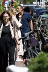 Amsterdam 17 juli 2025
Johnny van t Schip en Danielle  Zwanikken op terras en op straat in het centrum van Amsterdam.
