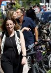 Amsterdam 17 juli 2025
Johnny van t Schip en Danielle  Zwanikken op terras en op straat in het centrum van Amsterdam.