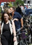 Amsterdam 17 juli 2025
Johnny van t Schip en Danielle  Zwanikken op terras en op straat in het centrum van Amsterdam.