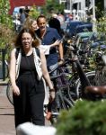 Amsterdam 17 juli 2025
Johnny van t Schip en Danielle  Zwanikken op terras en op straat in het centrum van Amsterdam.