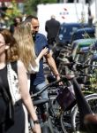 Amsterdam 17 juli 2025
Johnny van t Schip en Danielle  Zwanikken op terras en op straat in het centrum van Amsterdam.