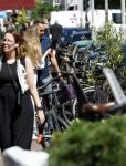 Amsterdam 17 juli 2025
Johnny van t Schip en Danielle  Zwanikken op terras en op straat in het centrum van Amsterdam.