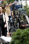 Amsterdam 17 juli 2025
Johnny van t Schip en Danielle  Zwanikken op terras en op straat in het centrum van Amsterdam.
