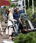 Amsterdam 17 juli 2025
Johnny van t Schip en Danielle  Zwanikken op terras en op straat in het centrum van Amsterdam.