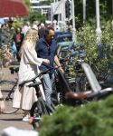 Amsterdam 17 juli 2025
Johnny van t Schip en Danielle  Zwanikken op terras en op straat in het centrum van Amsterdam.