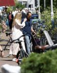 Amsterdam 17 juli 2025
Johnny van t Schip en Danielle  Zwanikken op terras en op straat in het centrum van Amsterdam.