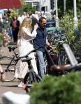 Amsterdam 17 juli 2025
Johnny van t Schip en Danielle  Zwanikken op terras en op straat in het centrum van Amsterdam.