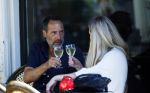 Amsterdam 17 juli 2025
Johnny van t Schip en Danielle  Zwanikken op terras en op straat in het centrum van Amsterdam.