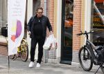 Alkmaar 5 juli 2025
Marco Borsato haalt op de fiets vers fruit en groente bij een groentewinkel bij hem in de buurt .
Marco zorgt momenteel voor zijn moeder Mary die een beetje ziek is. Mary woont even bij Marco in zijn appartement.