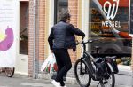 Alkmaar 5 juli 2025
Marco Borsato haalt op de fiets vers fruit en groente bij een groentewinkel bij hem in de buurt .
Marco zorgt momenteel voor zijn moeder Mary die een beetje ziek is. Mary woont even bij Marco in zijn appartement.