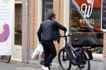 Alkmaar 5 juli 2025
Marco Borsato haalt op de fiets vers fruit en groente bij een groentewinkel bij hem in de buurt .
Marco zorgt momenteel voor zijn moeder Mary die een beetje ziek is. Mary woont even bij Marco in zijn appartement.