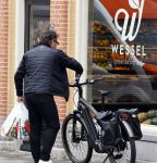 Alkmaar 5 juli 2025
Marco Borsato haalt op de fiets vers fruit en groente bij een groentewinkel bij hem in de buurt .
Marco zorgt momenteel voor zijn moeder Mary die een beetje ziek is. Mary woont even bij Marco in zijn appartement.