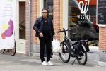Alkmaar 5 juli 2025
Marco Borsato haalt op de fiets vers fruit en groente bij een groentewinkel bij hem in de buurt .
Marco zorgt momenteel voor zijn moeder Mary die een beetje ziek is. Mary woont even bij Marco in zijn appartement.