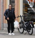 Alkmaar 5 juli 2025
Marco Borsato haalt op de fiets vers fruit en groente bij een groentewinkel bij hem in de buurt .
Marco zorgt momenteel voor zijn moeder Mary die een beetje ziek is. Mary woont even bij Marco in zijn appartement.