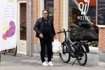Alkmaar 5 juli 2025
Marco Borsato haalt op de fiets vers fruit en groente bij een groentewinkel bij hem in de buurt .
Marco zorgt momenteel voor zijn moeder Mary die een beetje ziek is. Mary woont even bij Marco in zijn appartement.