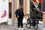 Alkmaar 5 juli 2025
Marco Borsato haalt op de fiets vers fruit en groente bij een groentewinkel bij hem in de buurt .
Marco zorgt momenteel voor zijn moeder Mary die een beetje ziek is. Mary woont even bij Marco in zijn appartement.