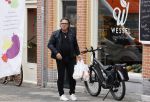 Alkmaar 5 juli 2025
Marco Borsato haalt op de fiets vers fruit en groente bij een groentewinkel bij hem in de buurt .
Marco zorgt momenteel voor zijn moeder Mary die een beetje ziek is. Mary woont even bij Marco in zijn appartement.