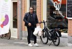 Alkmaar 5 juli 2025
Marco Borsato haalt op de fiets vers fruit en groente bij een groentewinkel bij hem in de buurt .
Marco zorgt momenteel voor zijn moeder Mary die een beetje ziek is. Mary woont even bij Marco in zijn appartement.