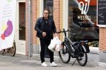 Alkmaar 5 juli 2025
Marco Borsato haalt op de fiets vers fruit en groente bij een groentewinkel bij hem in de buurt .
Marco zorgt momenteel voor zijn moeder Mary die een beetje ziek is. Mary woont even bij Marco in zijn appartement.