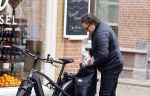Alkmaar 5 juli 2025
Marco Borsato haalt op de fiets vers fruit en groente bij een groentewinkel bij hem in de buurt .
Marco zorgt momenteel voor zijn moeder Mary die een beetje ziek is. Mary woont even bij Marco in zijn appartement.