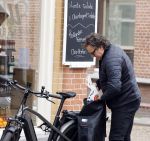 Alkmaar 5 juli 2025
Marco Borsato haalt op de fiets vers fruit en groente bij een groentewinkel bij hem in de buurt .
Marco zorgt momenteel voor zijn moeder Mary die een beetje ziek is. Mary woont even bij Marco in zijn appartement.