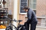 Alkmaar 5 juli 2025
Marco Borsato haalt op de fiets vers fruit en groente bij een groentewinkel bij hem in de buurt .
Marco zorgt momenteel voor zijn moeder Mary die een beetje ziek is. Mary woont even bij Marco in zijn appartement.