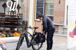 Alkmaar 5 juli 2025
Marco Borsato haalt op de fiets vers fruit en groente bij een groentewinkel bij hem in de buurt .
Marco zorgt momenteel voor zijn moeder Mary die een beetje ziek is. Mary woont even bij Marco in zijn appartement.