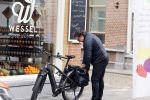 Alkmaar 5 juli 2025
Marco Borsato haalt op de fiets vers fruit en groente bij een groentewinkel bij hem in de buurt .
Marco zorgt momenteel voor zijn moeder Mary die een beetje ziek is. Mary woont even bij Marco in zijn appartement.