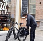Alkmaar 5 juli 2025
Marco Borsato haalt op de fiets vers fruit en groente bij een groentewinkel bij hem in de buurt .
Marco zorgt momenteel voor zijn moeder Mary die een beetje ziek is. Mary woont even bij Marco in zijn appartement.