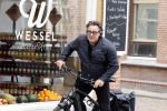 Alkmaar 5 juli 2025
Marco Borsato haalt op de fiets vers fruit en groente bij een groentewinkel bij hem in de buurt .
Marco zorgt momenteel voor zijn moeder Mary die een beetje ziek is. Mary woont even bij Marco in zijn appartement.