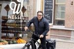 Alkmaar 5 juli 2025
Marco Borsato haalt op de fiets vers fruit en groente bij een groentewinkel bij hem in de buurt .
Marco zorgt momenteel voor zijn moeder Mary die een beetje ziek is. Mary woont even bij Marco in zijn appartement.