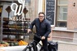 Alkmaar 5 juli 2025
Marco Borsato haalt op de fiets vers fruit en groente bij een groentewinkel bij hem in de buurt .
Marco zorgt momenteel voor zijn moeder Mary die een beetje ziek is. Mary woont even bij Marco in zijn appartement.
