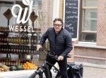 Alkmaar 5 juli 2025
Marco Borsato haalt op de fiets vers fruit en groente bij een groentewinkel bij hem in de buurt .
Marco zorgt momenteel voor zijn moeder Mary die een beetje ziek is. Mary woont even bij Marco in zijn appartement.
