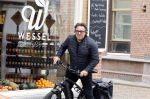Alkmaar 5 juli 2025
Marco Borsato haalt op de fiets vers fruit en groente bij een groentewinkel bij hem in de buurt .
Marco zorgt momenteel voor zijn moeder Mary die een beetje ziek is. Mary woont even bij Marco in zijn appartement.
