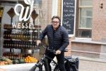 Alkmaar 5 juli 2025
Marco Borsato haalt op de fiets vers fruit en groente bij een groentewinkel bij hem in de buurt .
Marco zorgt momenteel voor zijn moeder Mary die een beetje ziek is. Mary woont even bij Marco in zijn appartement.