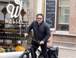 Alkmaar 5 juli 2025
Marco Borsato haalt op de fiets vers fruit en groente bij een groentewinkel bij hem in de buurt .
Marco zorgt momenteel voor zijn moeder Mary die een beetje ziek is. Mary woont even bij Marco in zijn appartement.