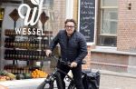 Alkmaar 5 juli 2025
Marco Borsato haalt op de fiets vers fruit en groente bij een groentewinkel bij hem in de buurt .
Marco zorgt momenteel voor zijn moeder Mary die een beetje ziek is. Mary woont even bij Marco in zijn appartement.