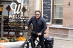 Alkmaar 5 juli 2025
Marco Borsato haalt op de fiets vers fruit en groente bij een groentewinkel bij hem in de buurt .
Marco zorgt momenteel voor zijn moeder Mary die een beetje ziek is. Mary woont even bij Marco in zijn appartement.